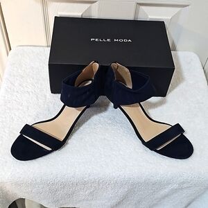 NWT Pelle Moda Elvi Suede Sandal.  Kid Suede 8.5M Midnight w 2.1/4" Heel